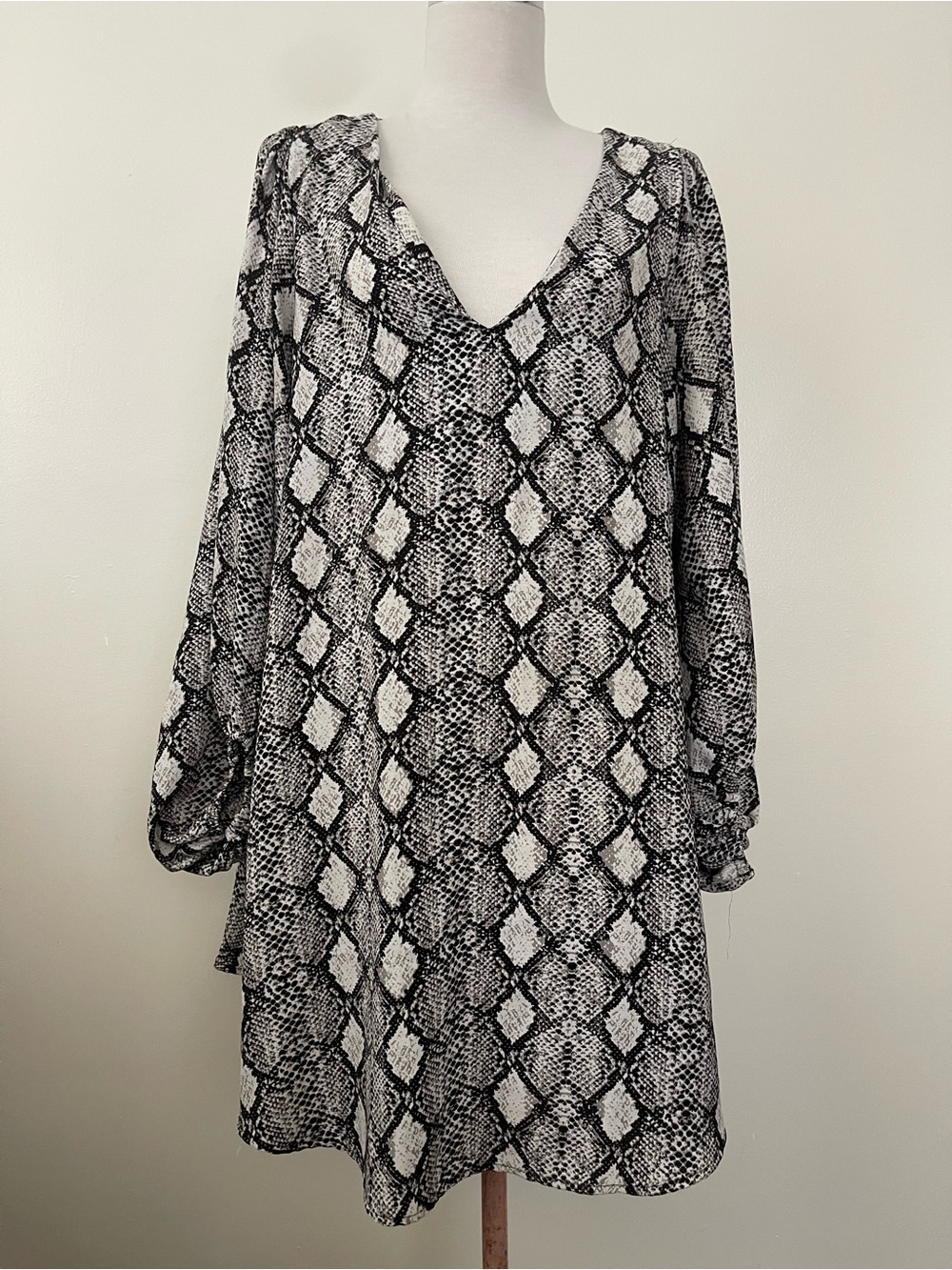 Hashtag Black & White Snake Print V-Neck Midi Dress